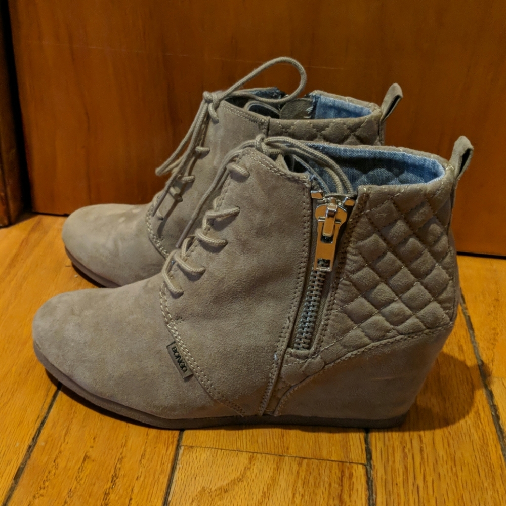 Tan wedge suede shoe